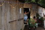 En familie har pyntet deres midlertidige tilflugtssted op med julelys i Paraguays hovedstad. 