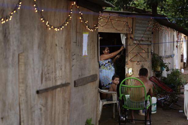 En familie har pyntet deres midlertidige tilflugtssted op med julelys i Paraguays hovedstad. 