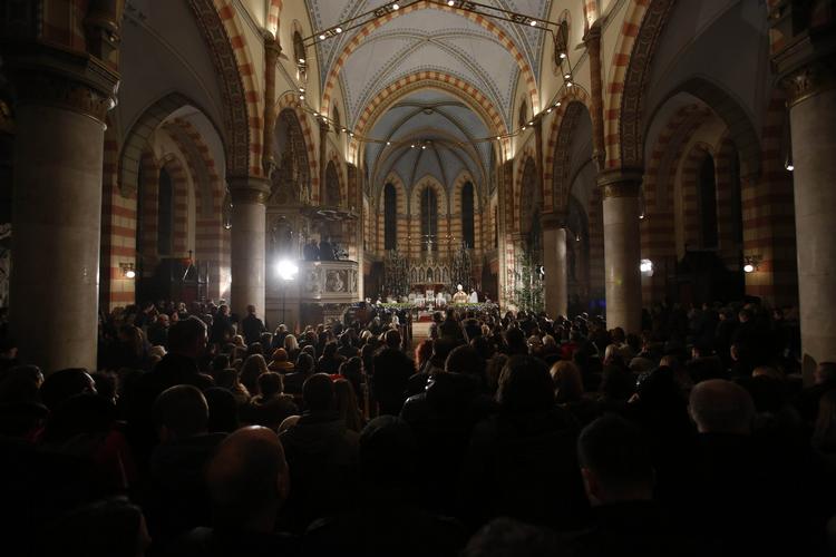 Anholdelser. Imens katolikker i går var til gudstjeneste i Sarajevos storslåede katedral, blev otte mistænkte for at planlægge et stort terrorangreb i byen nytårsaften varetægtsfængslet i 30 dage. 