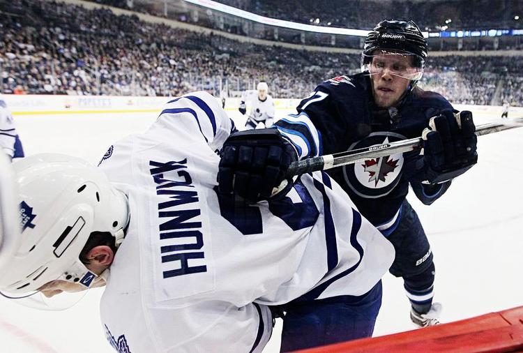 Tacklet. Nikolaj Ehlers får masser af istid hos Winnipeg Jets. 
