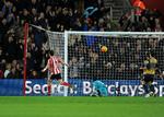 Helt. Southamptons Shane Long fejrer sin anden scoring i kampen mod Arsenal. 