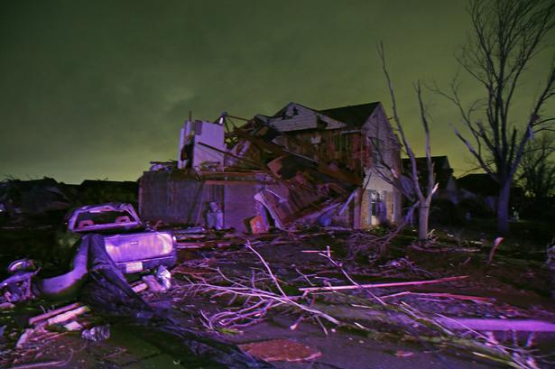 Den amerikanske sydstat Texas blev ramt af tornadoer i går. Fem mennesker er døde. Fire af dem i en trafikulykke. Her ses et smadret hus. 