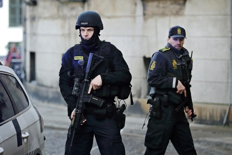 Terrorindsats. Her ses betjente i sorte kampuniformer, der patruljerede omkring byrettens bygninger i København under sagen mod to unge mænd, der er mistænkt for at have hjulpet Omar el-Hussein, da han dræbte to og sårede fem personer ved Krudttønden og ved den jødiske synagoge. 