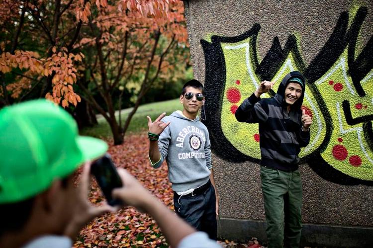 Tidsfordriv. Mange af de flygtningebørn, der kom til Trelleborg, samledes om dagen i byens park. 