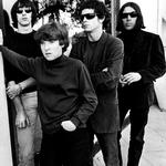 Ungt. Velvet Underground i den oprindelige besætning med såvel John Cale som trommeslageren Maureen 'Moe' Tucker. De to sidste er ikke med på 'Loaded'. 