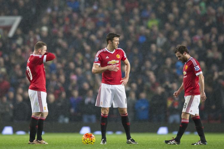 Sejrsløse. Ikke siden 2-1-sejren over Watford for over en måned siden, er der tikket 3 point ind på Manchester Uniteds konto. Wayne Rooney (tv), Michael Carrick (i midten) og Juan Mata (th) prøver igen i aften. Mod Chelsea. 