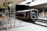 Danmark. Et hegn ved Spor 1 er under opførelse i Københavns Lufthavn. Arbejdere i lufthavnen er også i gang med at montere overvågningskameraer. 