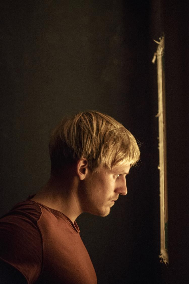 Indespærret. »'Heeeeellllooooo Daniel. Are you ready for me now?', råbte en dyb stemme. Daniel kendte ikke stemmen, der hen under aften rungede gennem foyeren, men han skulle snart få at føle, hvem den tilhørte. Torturbødlen var kendt som fængslets mest brutale fangevogter, der nød at torturere«, skriver Puk Damsgaard om da den danske fotograf Daniel Rye var gidsel hos Islamisk Stat i 13 måneder. 