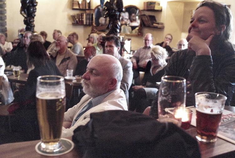 HOMO. Spillested slash bar slash legendarisk stamsted, Drop Inn, bliver ikke til en homobar. Men der vil blive holdt homofester. Og homoseksuelle er altid inviteret. 