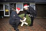 Juleleg. Jim Skjold og Annette Mølgaard har hvert år, siden deres døtre blev født, fejret jul i deres parcelhus i Vipperød. Men da de for tre år siden skulle være alene første gang, besluttede de sig for at bruge ensomheden på at gøre andre glade. 