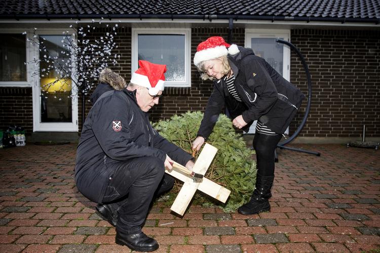 Juleleg. Jim Skjold og Annette Mølgaard har hvert år, siden deres døtre blev født, fejret jul i deres parcelhus i Vipperød. Men da de for tre år siden skulle være alene første gang, besluttede de sig for at bruge ensomheden på at gøre andre glade. 