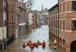 Oversvømmelser. Redningsflok i aktion i Skeldergate, York. 