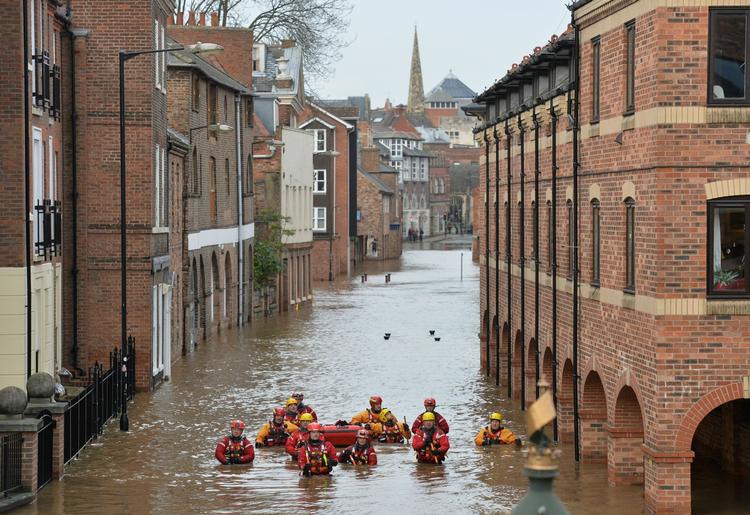 Oversvømmelser. Redningsflok i aktion i Skeldergate, York. 