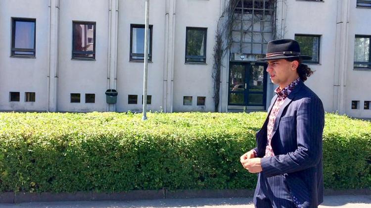 Her. Yahya Hassan har litterær pondus og vilje til at være til stede overalt. Her en scene fra tv-dokumentaren 'Genfortalt'. 