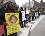 Protest. Et par dage efter at politiet skød og dræbte Tamir Rice 22. november 2014, viser demonstranter den 12-årige drengs portræt under en demonstration i Cleveland. 
