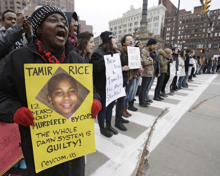 Protest. Et par dage efter at politiet skød og dræbte Tamir Rice 22. november 2014, viser demonstranter den 12-årige drengs portræt under en demonstration i Cleveland. 