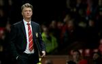 Fyringstruet. Bookmakeren Paddy Power har allerede udbetalt på væddemål angående en forestående fyring af Louis van Gaal, der selv har truet med at gå. Han har dog tænkt sig at blive siddende, siger han nu. 