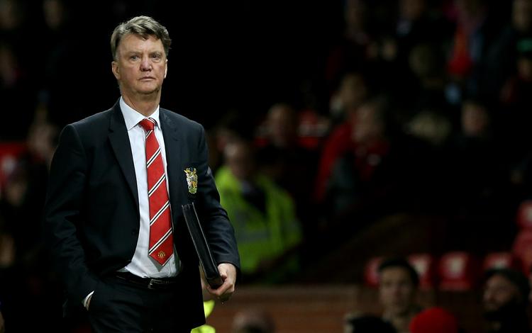 Fyringstruet. Bookmakeren Paddy Power har allerede udbetalt på væddemål angående en forestående fyring af Louis van Gaal, der selv har truet med at gå. Han har dog tænkt sig at blive siddende, siger han nu. 
