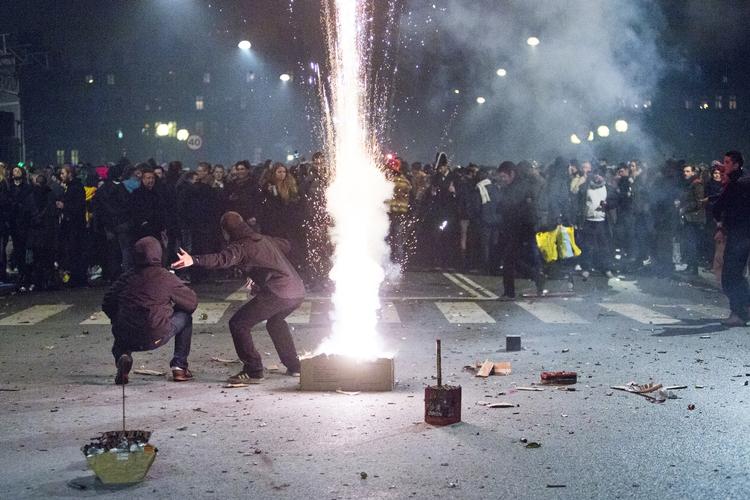 Væk. På med beskyttelsesbrillen og hold passende afstand til fyrværkeriet, lyder to sæsonaktuelle råd. 