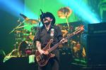 Bramfri. At en jomfru bliver gjort gravid af et spørgelse - og at folk tror på det - viser blot, hvor idiotisk, religion er, mente Lemmy. 