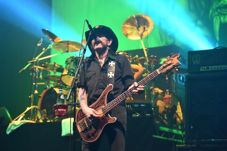 Bramfri. At en jomfru bliver gjort gravid af et spørgelse - og at folk tror på det - viser blot, hvor idiotisk, religion er, mente Lemmy. 