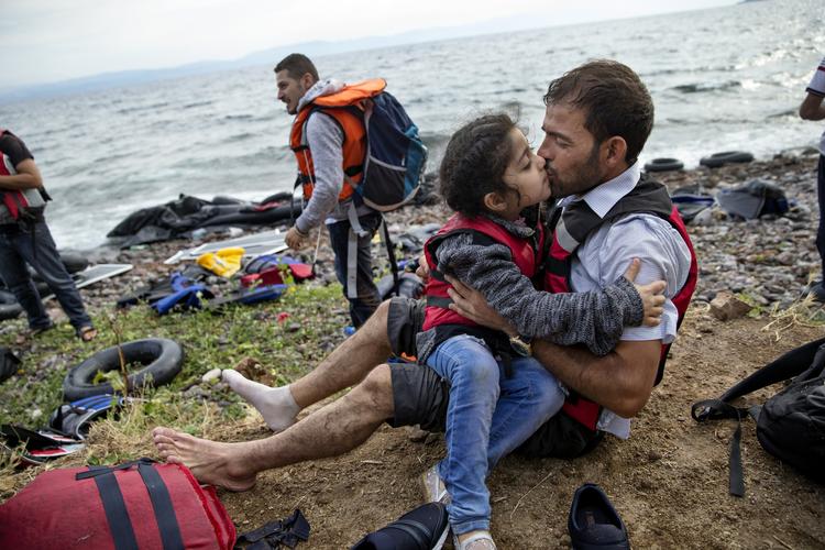 Efter at have fået gang i blodomløbet bliver hans 6-årige datter Nawras løftet over til ham. Husams kone og deres 3 måneder gamle datter er stadig i Tyrkiet. Der var ikke penge til, at hele familien kunne komme med på turen. Planen er at tage til Tyskland og få dem familiesammenført. 