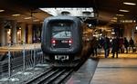 Danmark. Et midlertidigt hegn er sat op mellem de to perronspor på Kastrup Station i lufthavnen. 
