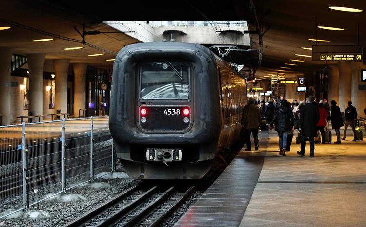 Danmark. Et midlertidigt hegn er sat op mellem de to perronspor på Kastrup Station i lufthavnen. 