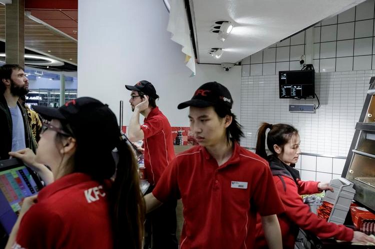BEKYMRING. Svenske ansatte i fastfoodrestauranten KFC i Storcenteret Field's på Amager er ærgerlige. De frygter, at  Sveriges id-kontrol vil få svenskere, der arbejder i Danmark, til helt at droppe turen over Øresund. 