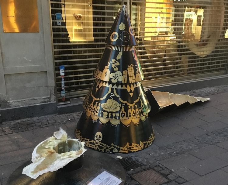 Hærværk. Tine Helleshøjs juletræskulptur er smadret. Det samme er 11 andre. 