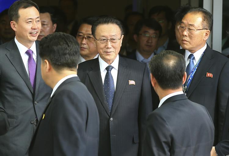 Mægler. Kim Yang-gon (i midten) var højtstående embedsmand i Nordkoreas regerende arbejderparti og stod for landets relationer med Sydkorea. 