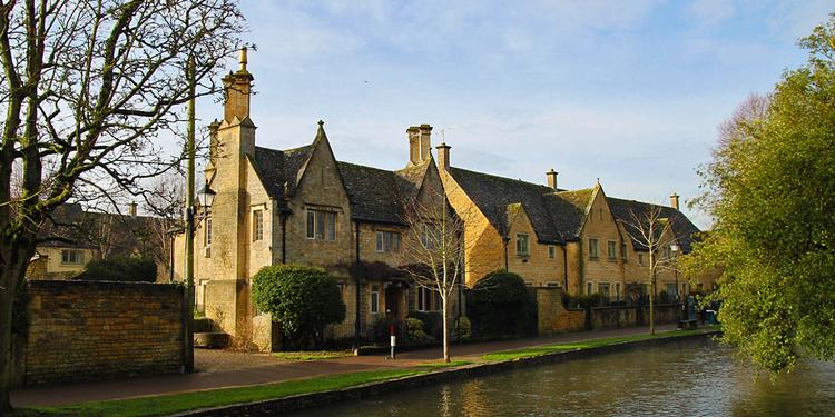 Bourton-on-the-Water. En perfekt lille tidslomme af barnabysk karakter et par timer eller tre fra metropolen London. 