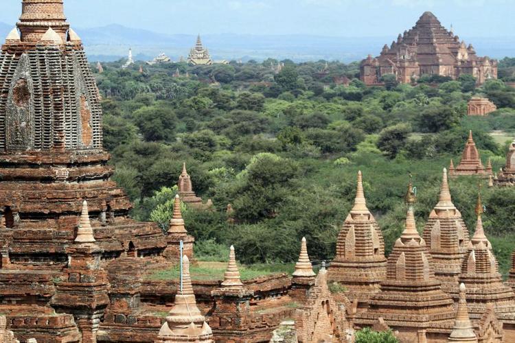 TEMPELBY. 2.217 pagoder og buddhistiske templer er spredt på et 40 kvadratkilometer stort område i oldtidsbyen Bagan i det centrale Myanmar (tidligere Burma). 