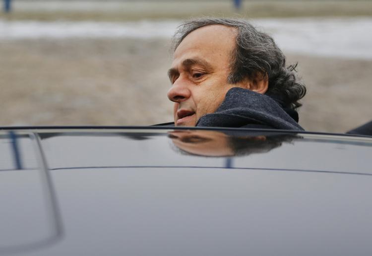 Presset. Michel Platini ligner en færdig mand i fodboldverdenen. 