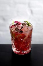 Velkommen. Byd gæsterne velkommen med en sød og syrlig Cherry Ricky, som ikke er så stærk, at de går i gulvet inden dronningens nytårstale. 