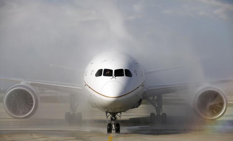 Fremtidsfly. Et Boeing 787- fly, bedre kendt som Dreamlineren, fra United Airlines lander i Chicagos O'Hare Lufthavn. De fleste store luftfartsselskaber opruter og indkøber de moderne fly som nævnte eller Airbus A350. 