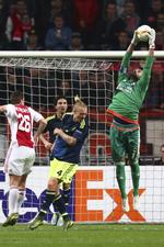 Hård. Simon Kjær er vant til at tage i mod lidt tæsk under en kamp. Her går det vildt for sig i en Europa League-kamp mod Ajax. 