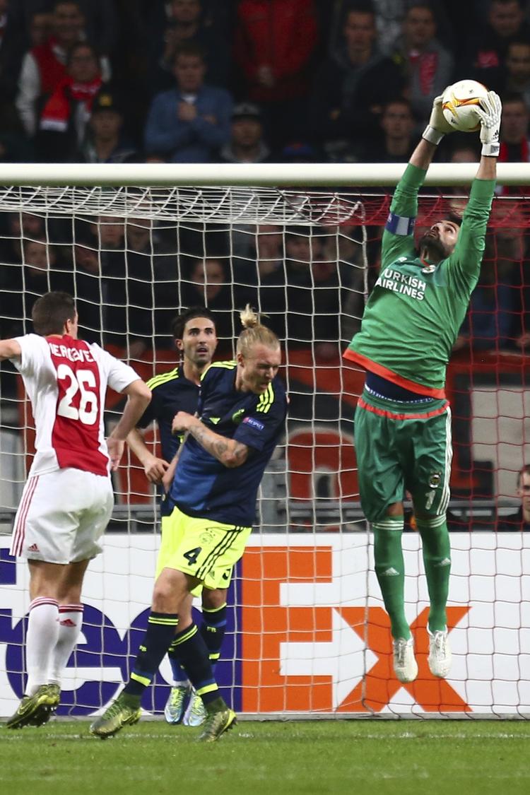 Hård. Simon Kjær er vant til at tage i mod lidt tæsk under en kamp. Her går det vildt for sig i en Europa League-kamp mod Ajax. 