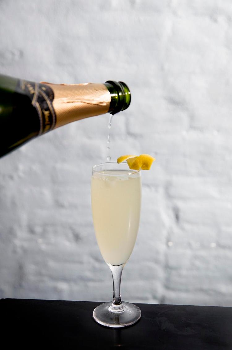 Til talen. Når dronningen dukker op på skærmen, er det tid til at åbne champagnen. Server en Nordic 75-cocktail, som er frisk og krydret. 