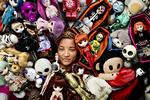 Den 29-årige musiker Lucy Love bor i en lejelejlighed på Amager sammen med hundredvis af vinyl toys - fantasifulde figurer i vinyl - fra serier som 'Star Wars', 'Hello Kitty' og Tim Burtons 'Nightmare Before Christmas', der fylder et helt skab. 