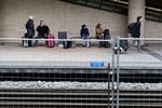 Data. DSB udsætter det omfattende register over alle rejsende mellem Danmark og Sverige, men vil stadig tjekke id fra den 4. januar i Københavns Lufthavn, hvor man har opført et hegn som led i kontrollen. 