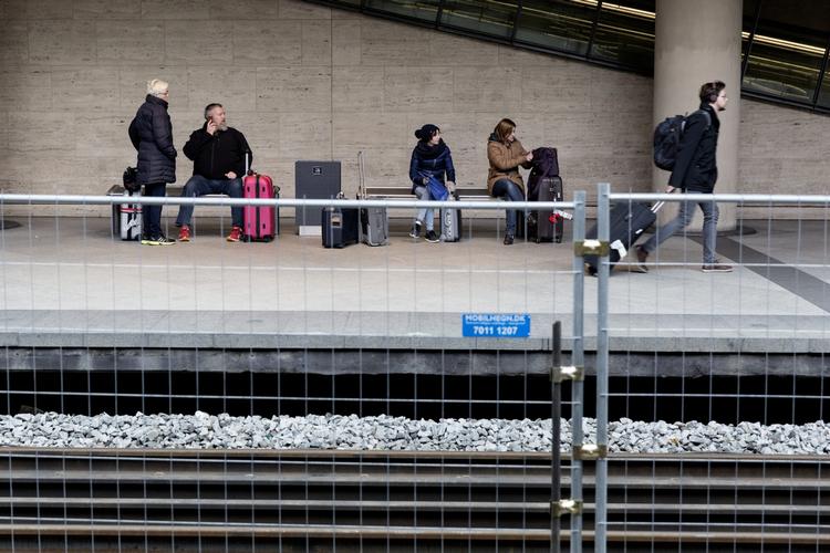 Data. DSB udsætter det omfattende register over alle rejsende mellem Danmark og Sverige, men vil stadig tjekke id fra den 4. januar i Københavns Lufthavn, hvor man har opført et hegn som led i kontrollen. 