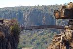Adrenalin. Man kan komme helt ud over afgrunden ved at gå over broerne ved Bourke's Luck Potholes - hvis man tør. 
