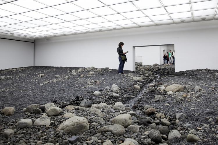 Kontrol. Politikontrol skaber mere vold, lyder et slagord. Men gælder det også omvendt, altså, som i færre svenske besøgende på landets museer og forlystelsesparker, når DSB efter nytår vil kontrollere id-papirer på alle indrejsende til Sverige? 