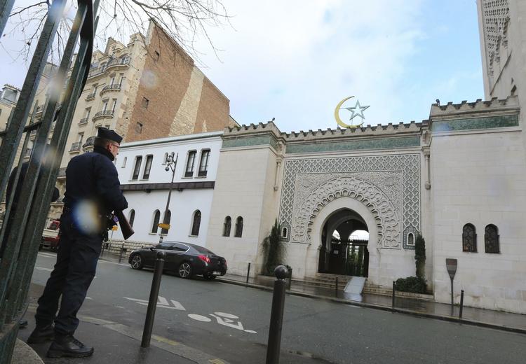 La Grande Mosquée i Paris er kommet under overvågning efter antallet af hærværk og overgreb rettet mod jøder og muslimer er steget stærkt i 2015. Arkivfoto: Jacques Brinon/AP 