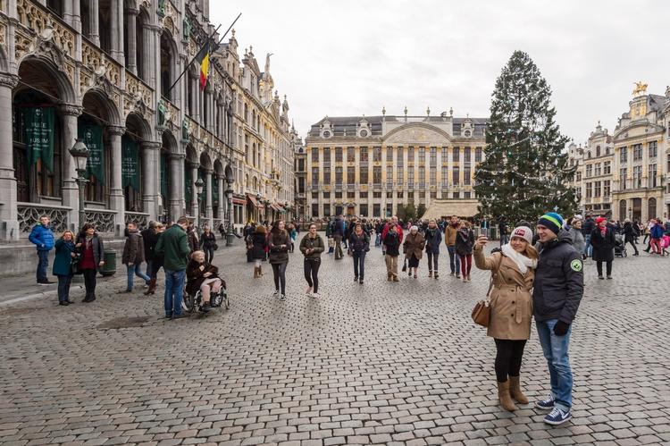 terrorfrygt. Turister besøger Grand Place i Bruxelles. Byen har besluttet at aflyse årets nytårsfest på grund af truslen for terrorangreb. 