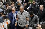SVAG. Den 78-årige Bill Cosby ankommer med stok til retslokalet i Pennsylvania flankeret af sine to advokater. Her skal han underskrive den kaution på 1 million dollars, som dommeren har fastsat, efter Cosby er blevet sigtet for et seksuelt overgreb på en kvinde i 2004. 
