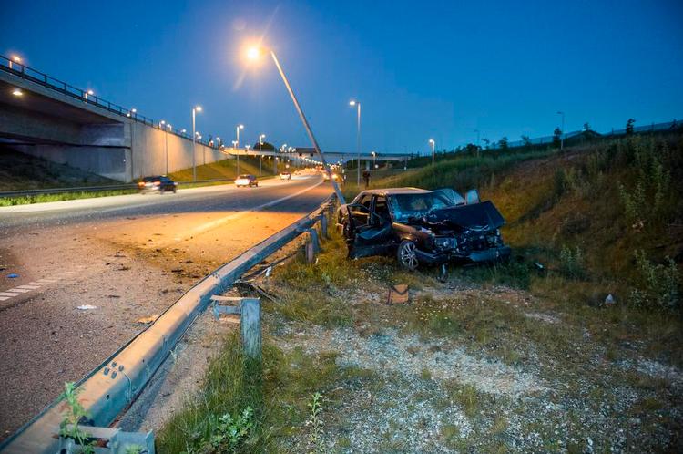 Ulykke. Denne bil fløj ud over en fire meter høj skrænt på Motorring 3 i København. Føreren slap dog ifølge politiet med livet i behold. Og 2015 tegner til at få rekordfå dræbte i trafikken. 