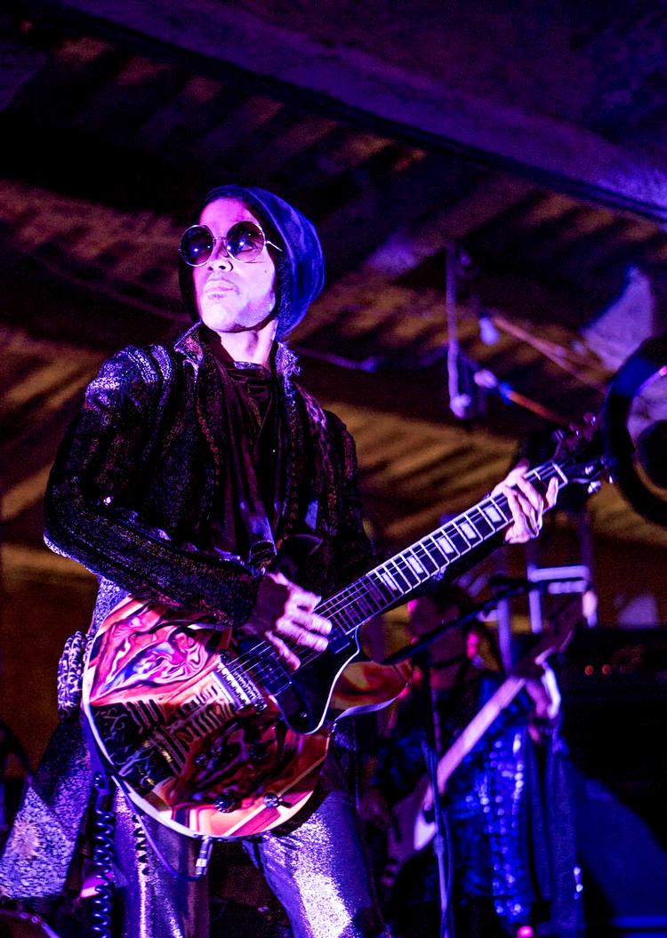 Mr.Cool. Anmelderen savner Princes ikoniske kapow og tryllestøv på 'HITnRUN phase two'. Her er vi med til koncert i New York 14. februar 2015. 