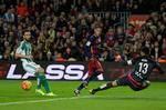 Fodbold. Barcelonas Neymar undviger Betis' målmand Antonio Adan og lægger op til Messi. 